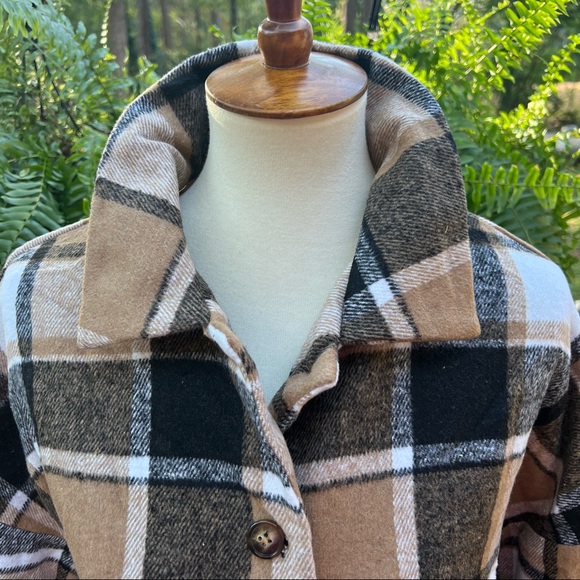 Plaid Jacket / shacket - Picture 11 of 16